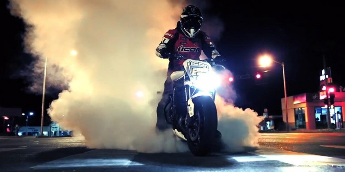 Yamaha r1 бернаут