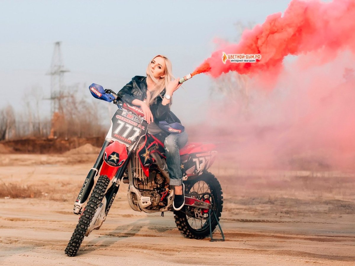Фотосессия с мотоциклом и цветным дымом