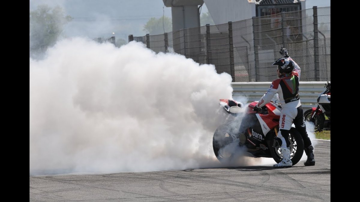 Бернаут на мотоцикле