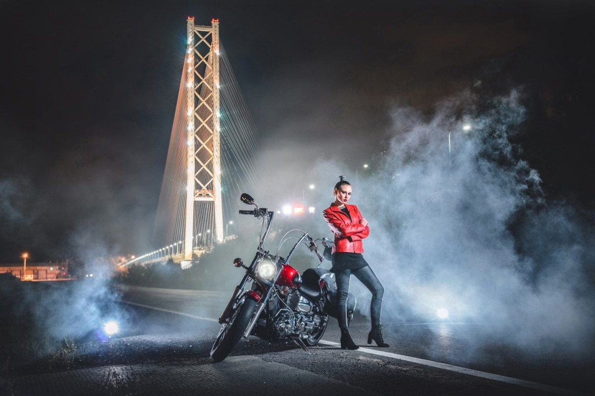 Девушка мотоцикл дым