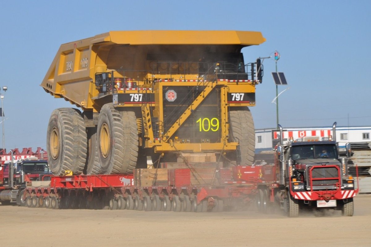 Карьерный самосвал Caterpillar 797f