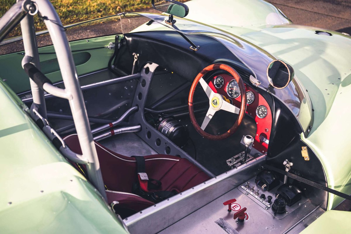 Машина Лотус 19