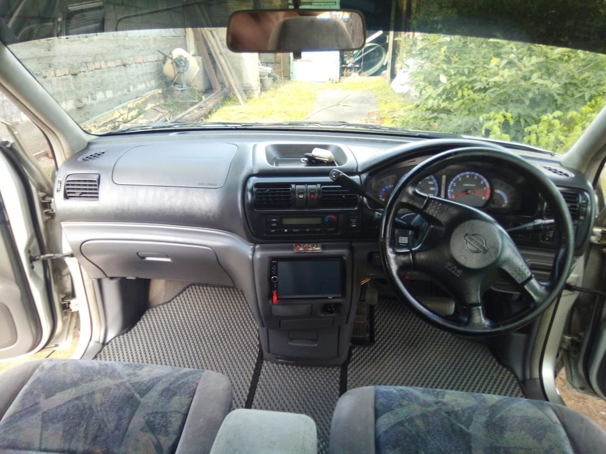 Nissan Rnessa 1998 салон