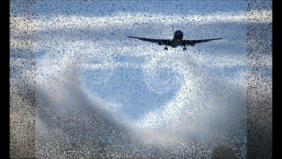 Пролетающий самолет