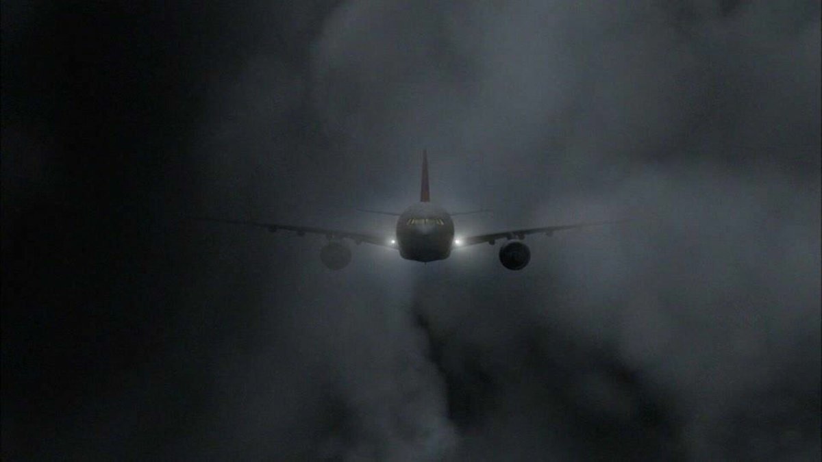 Самолет в темноте
