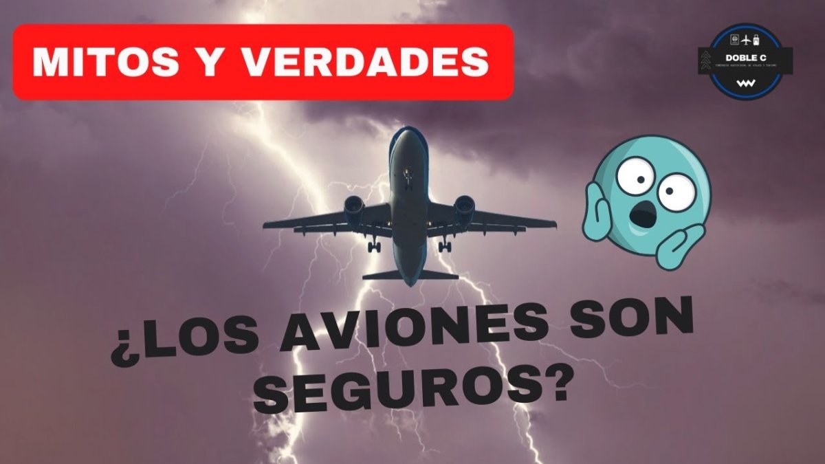 Самолет в небе в грозу