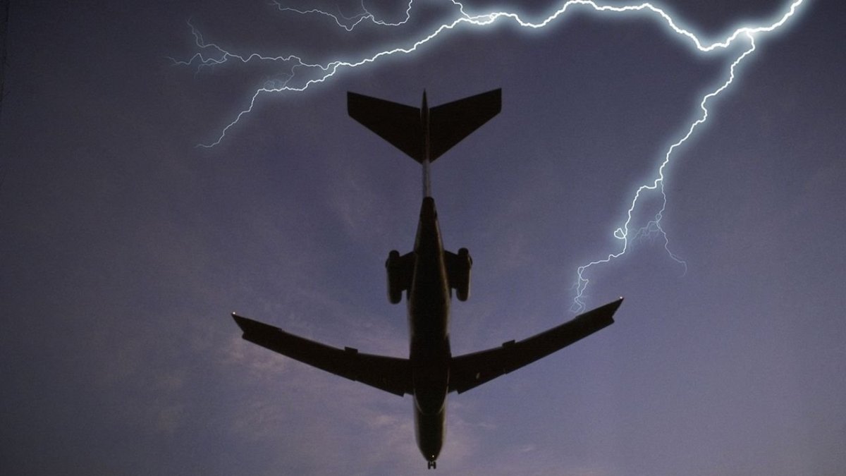 Самолет на закате