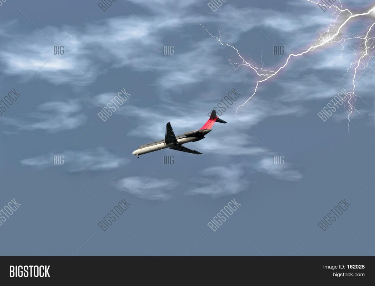 Следы молнии на самолете