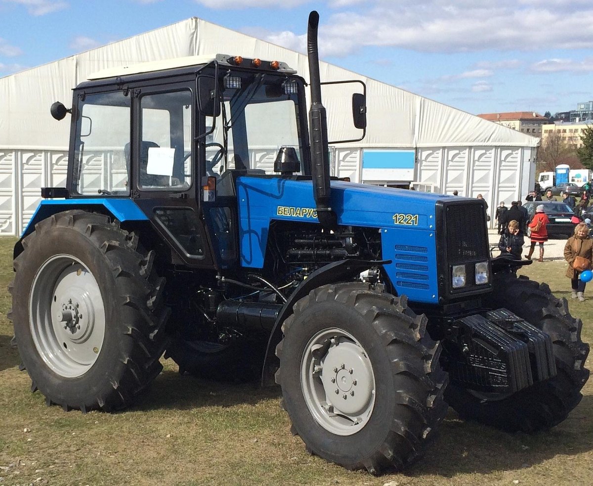 Новый трактор Беларус 1221