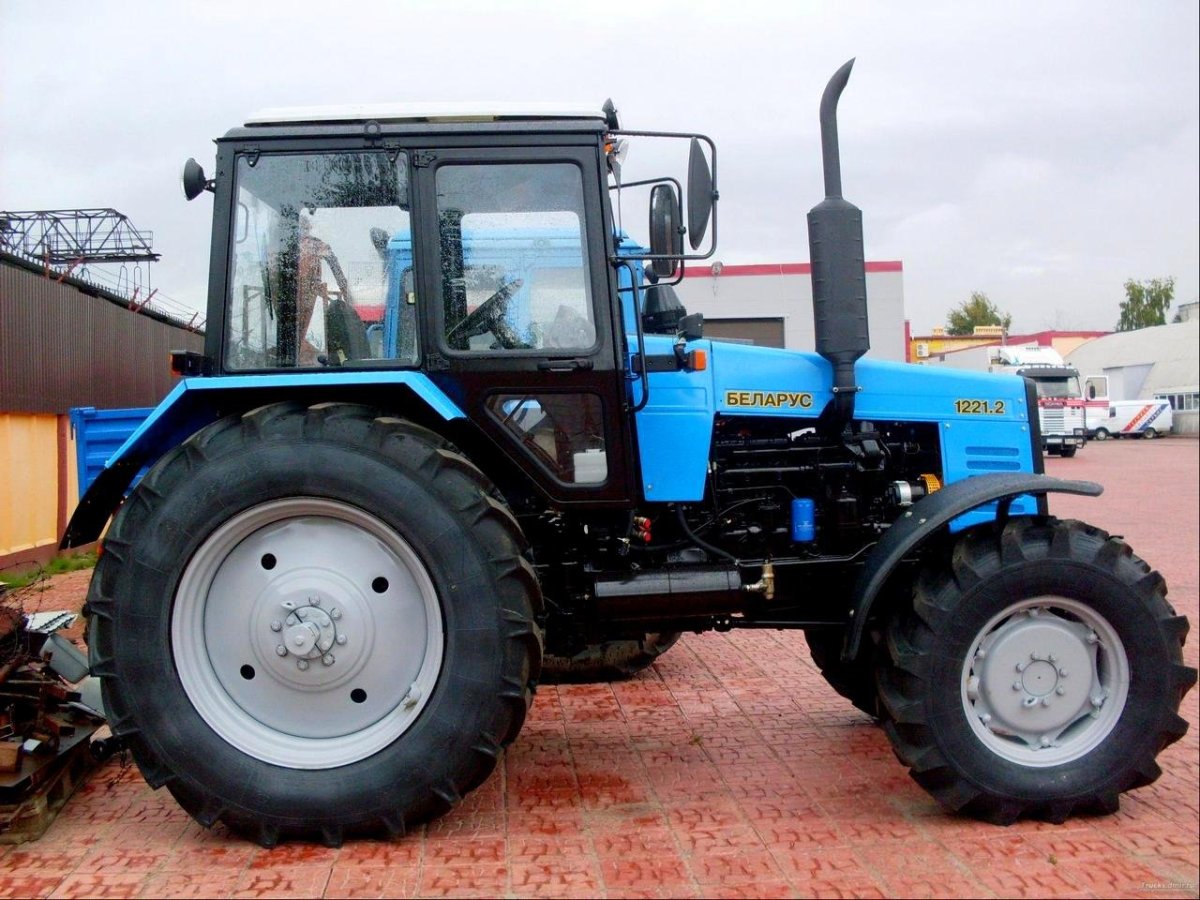 Трактор МТЗ 1221