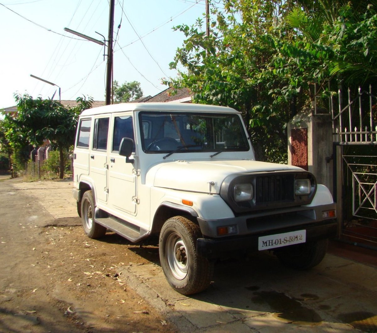 Mahindra 1990