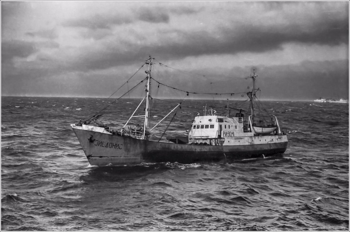 Рыболовецкий траулер "Капитан Лобанов"