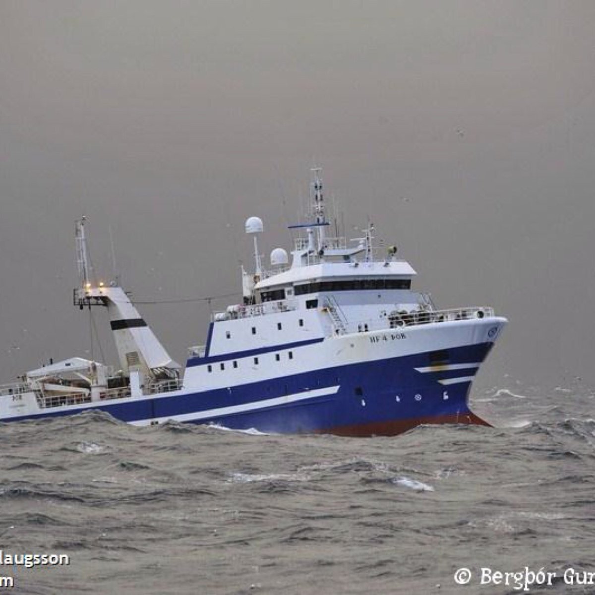 Траулер Холмогоры