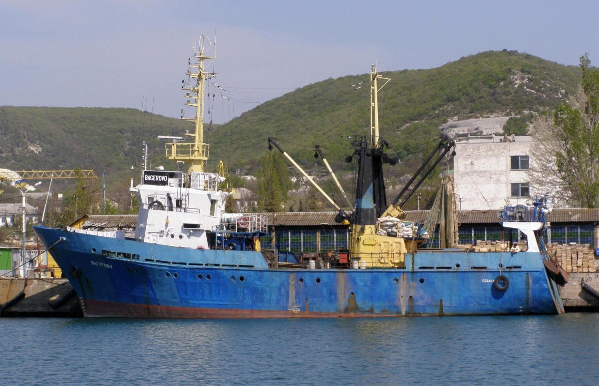 Рыболовецкое судно в Севастополе