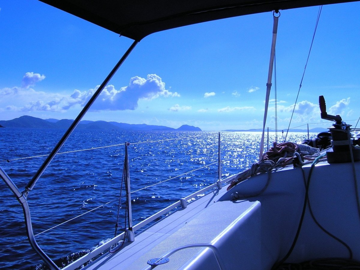 Яхта в море