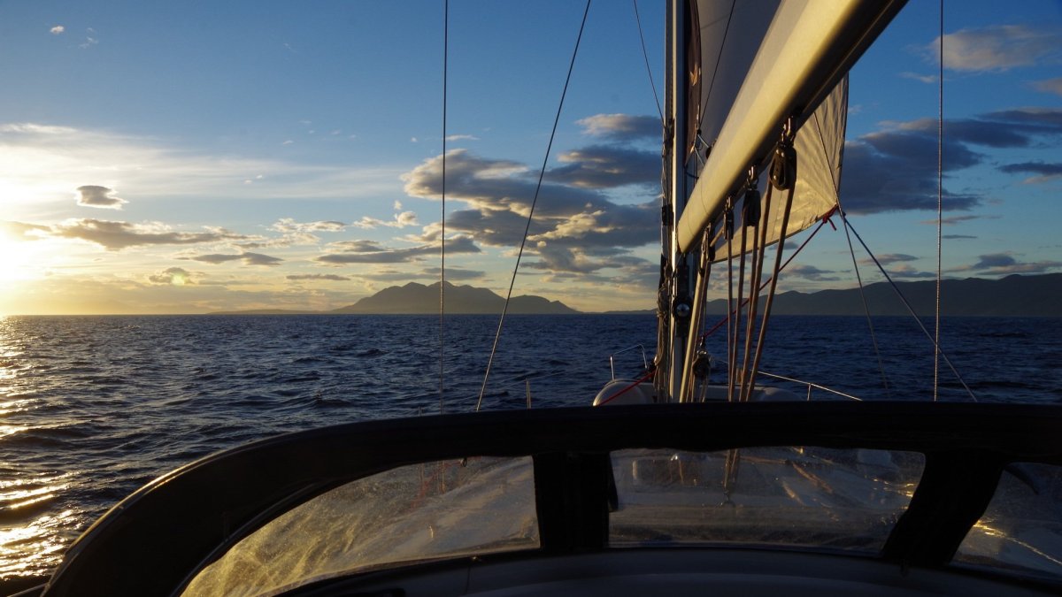 Вид с яхты на море