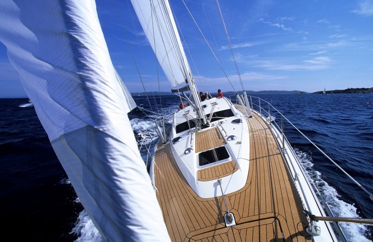 Палуба парусной яхты