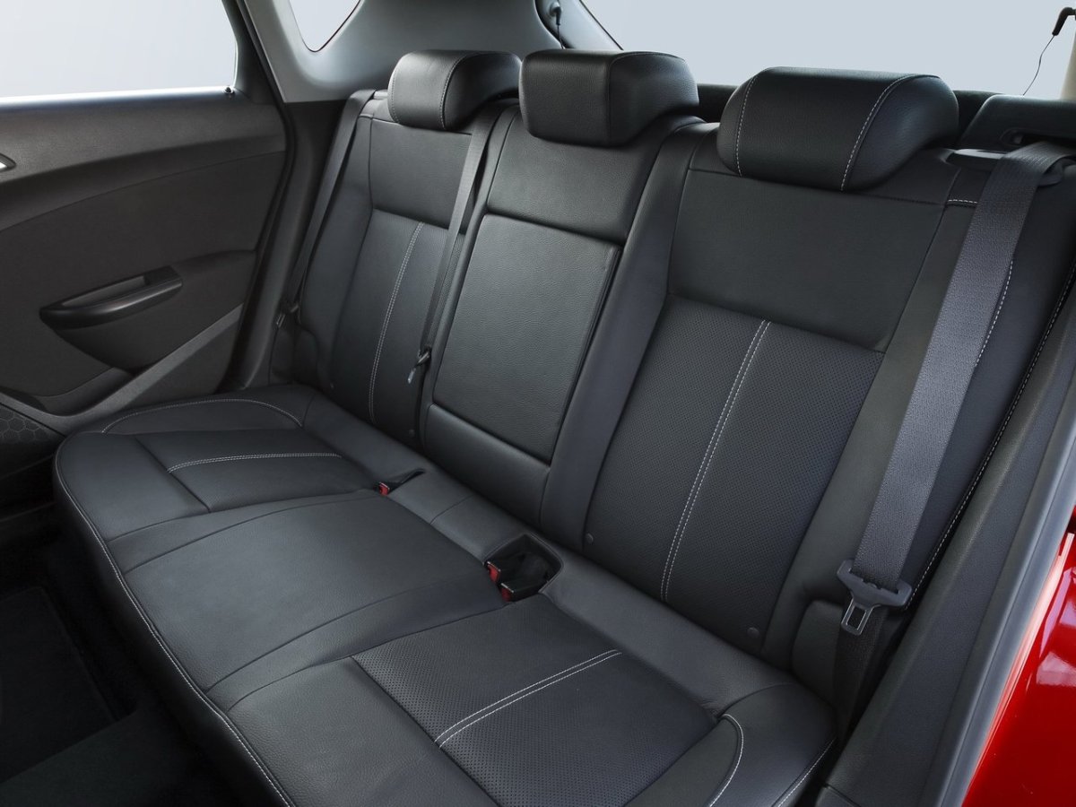 Опель Астра 2014 седан салон сзади