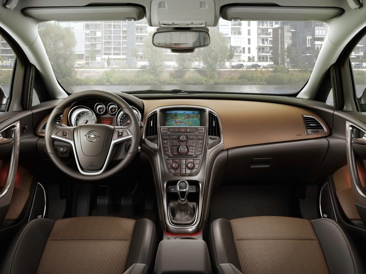 Опель Astra Sports Tourer 2012