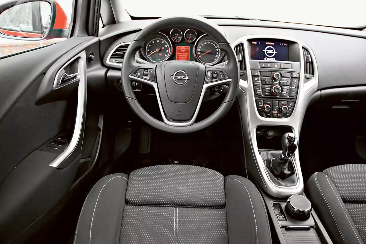 Opel Astra 2010 салон