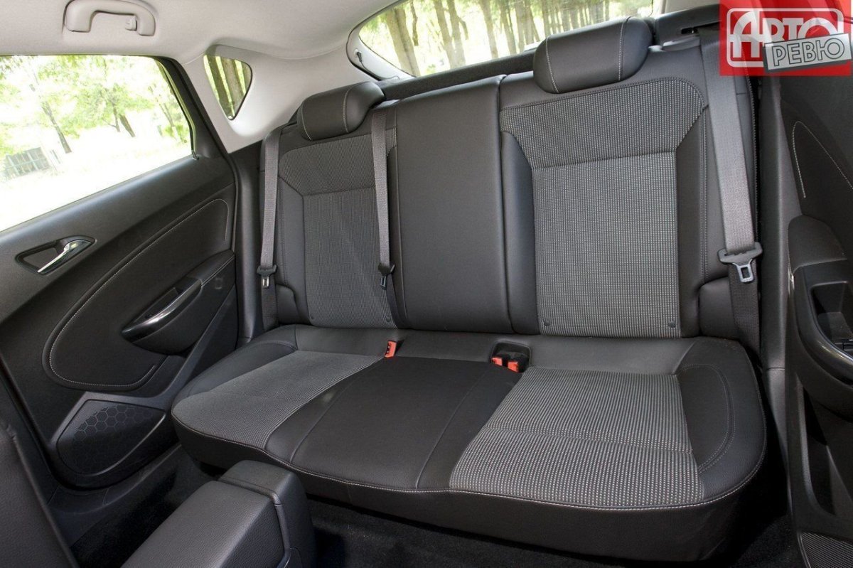 Опель Астра хэтчбек 2011 салон сзади