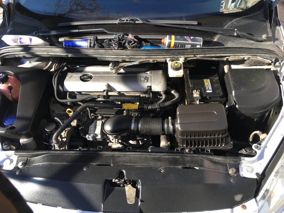 Открытый капот на Пежо 307