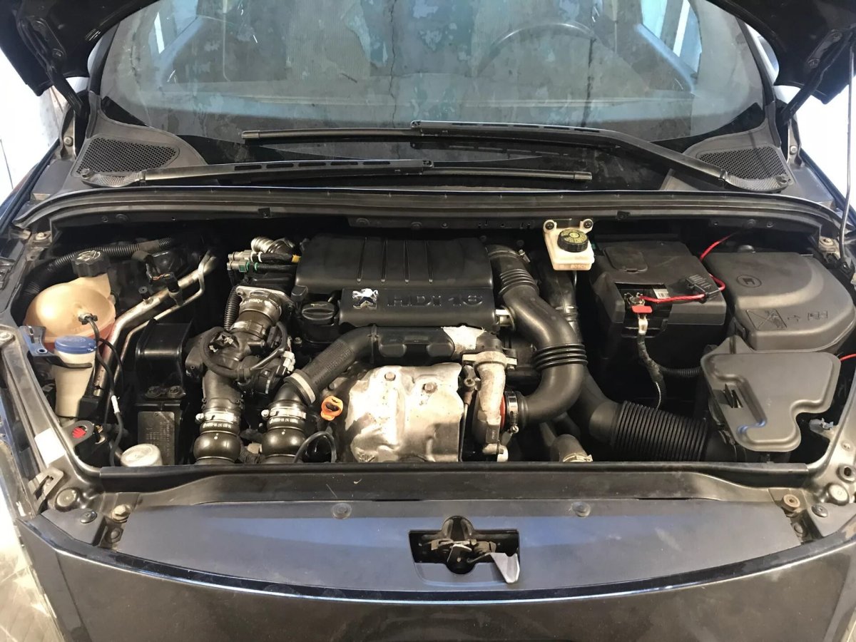 Подкапотное пространство Peugeot 308