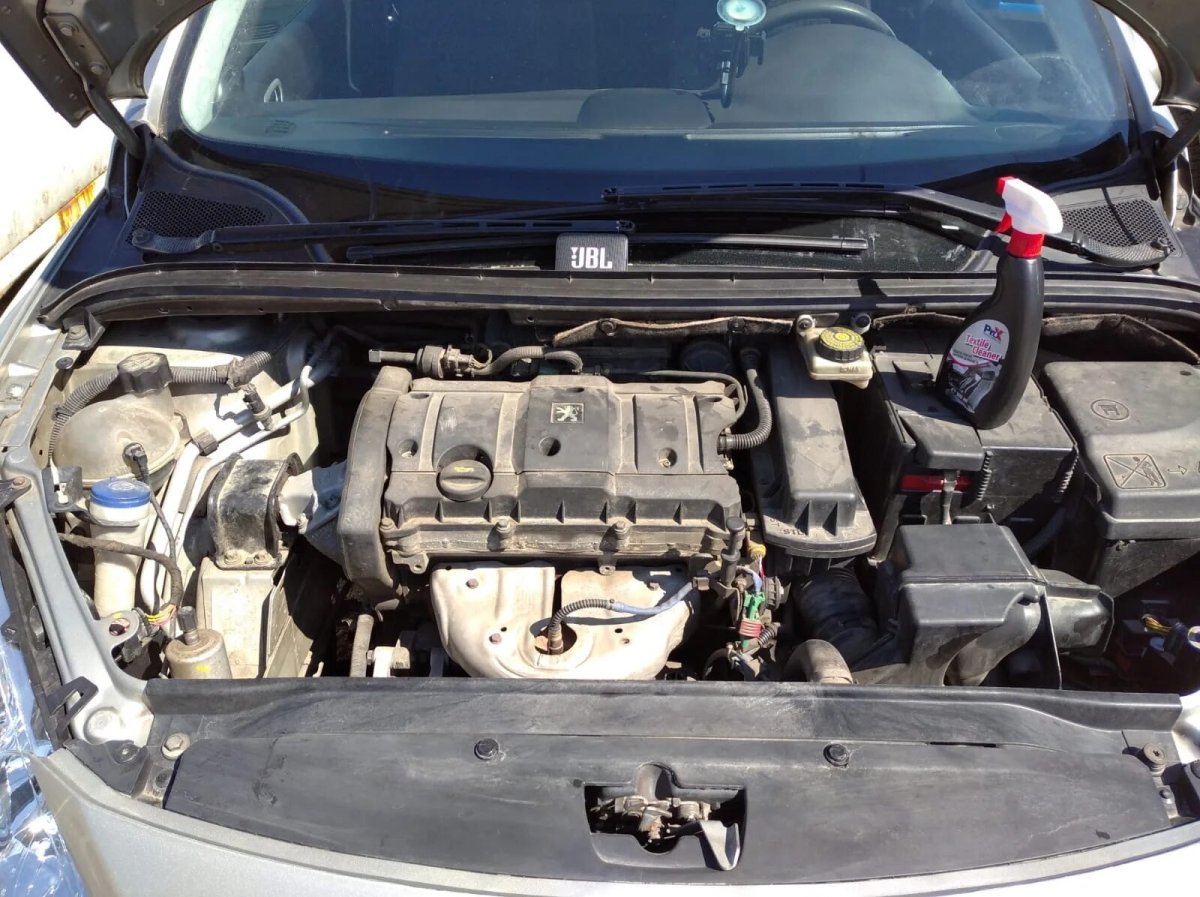 Подкапотное пространство Пежо 307