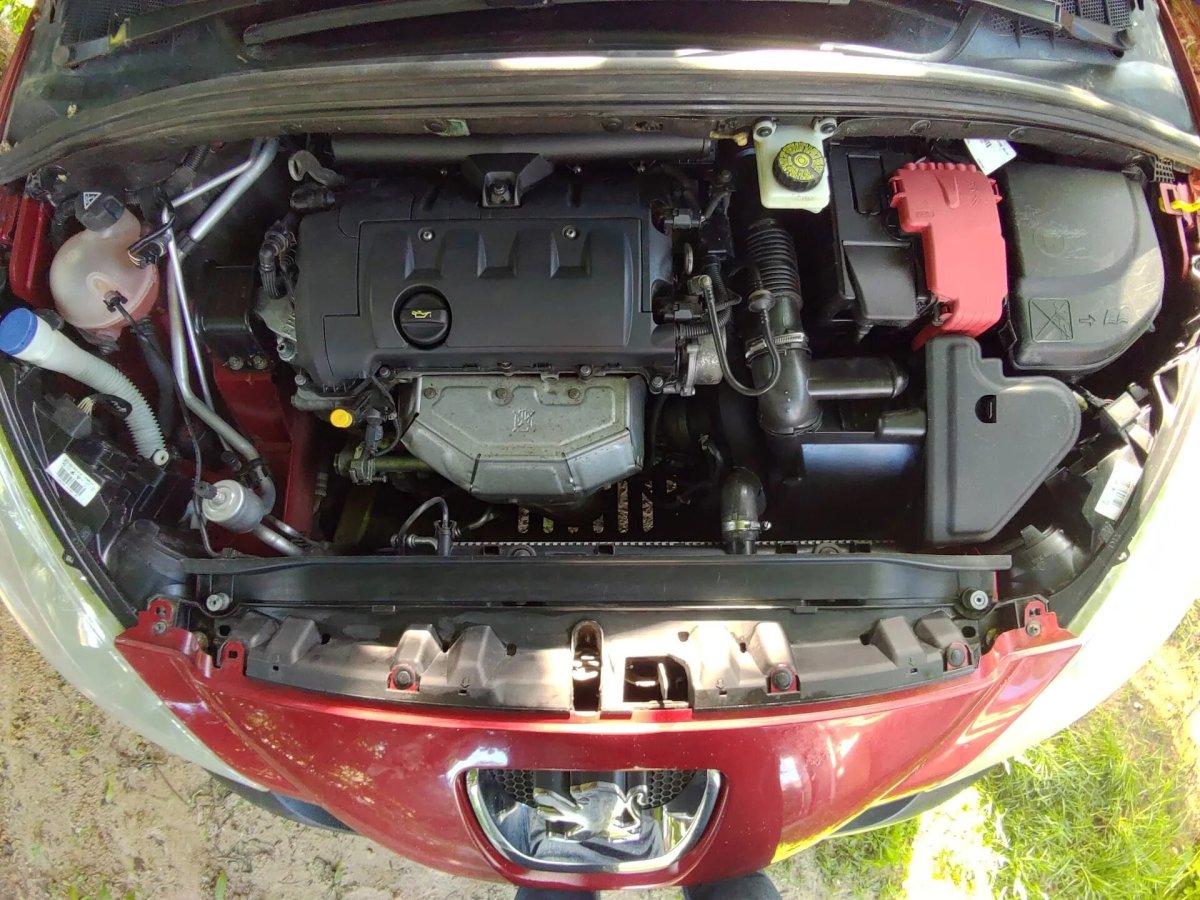 Peugeot 308 подкапотка