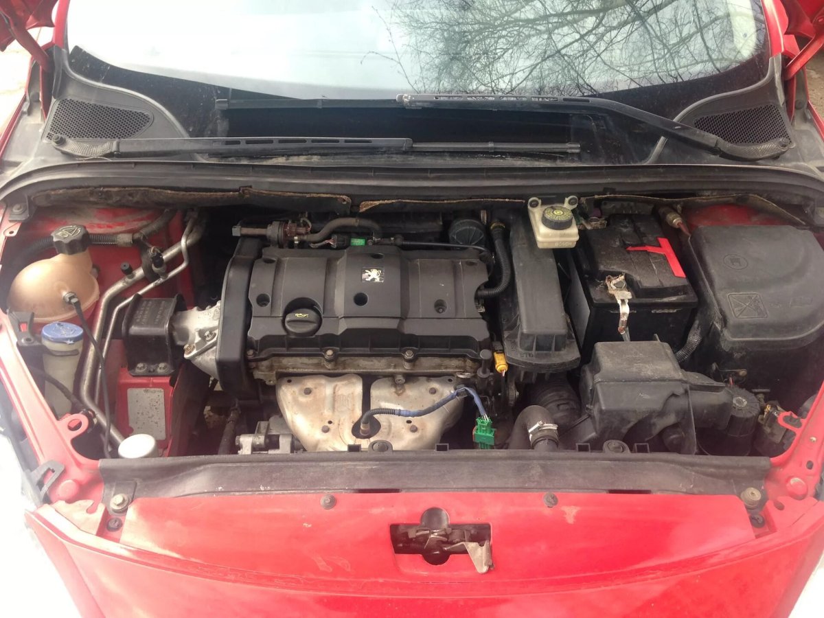 Пежо 206 моторный отсек