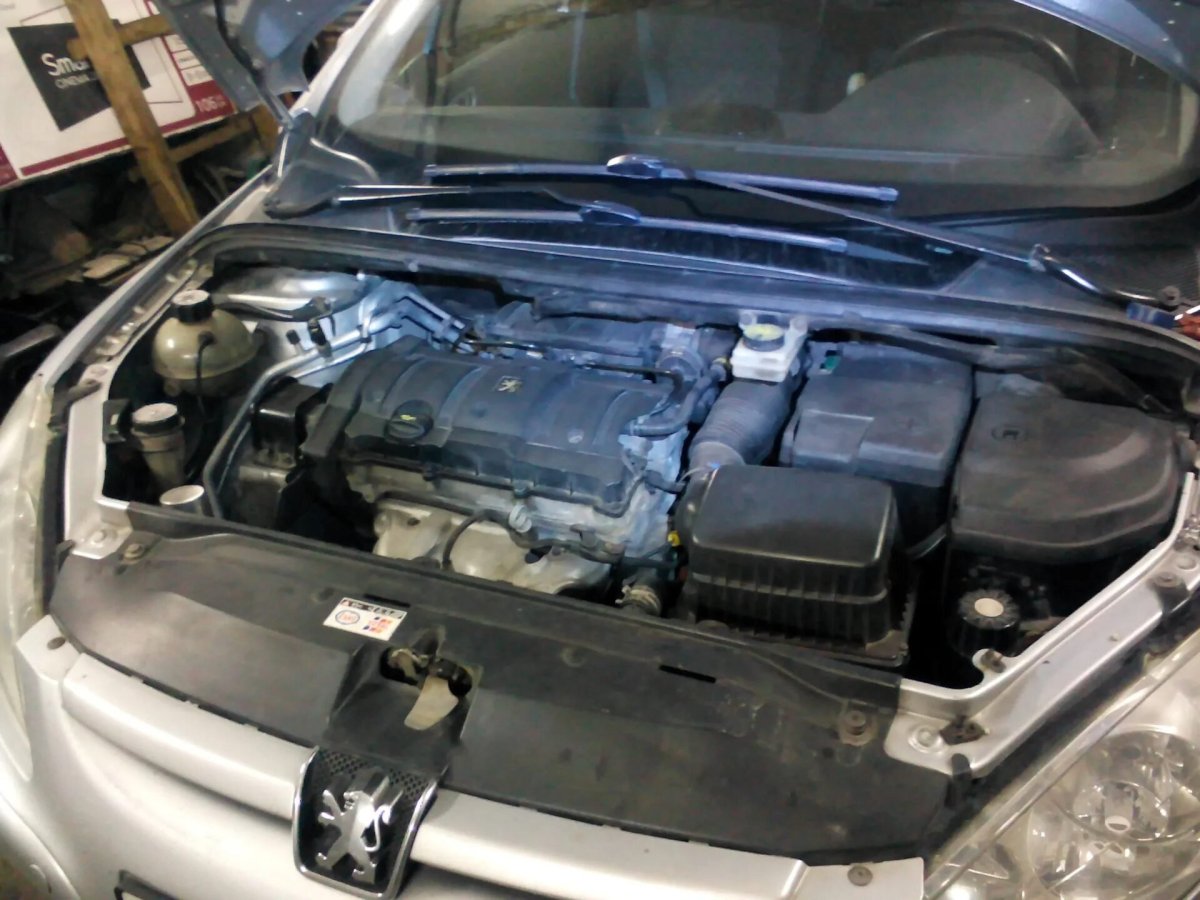 Peugeot 307 подкапотное пространство