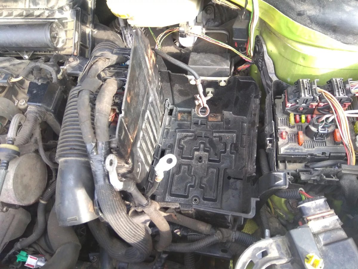 Пежо 406 блок под капотом