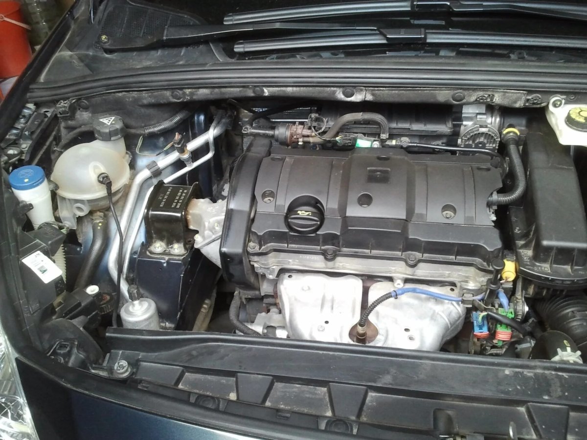 Моторный отсек Пежо 408