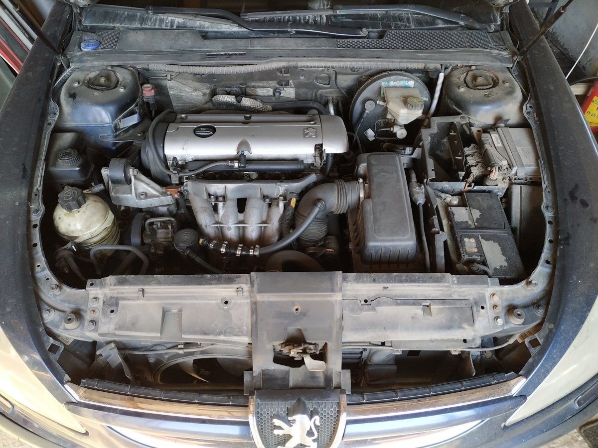 Моторный отсек на Пежо 406