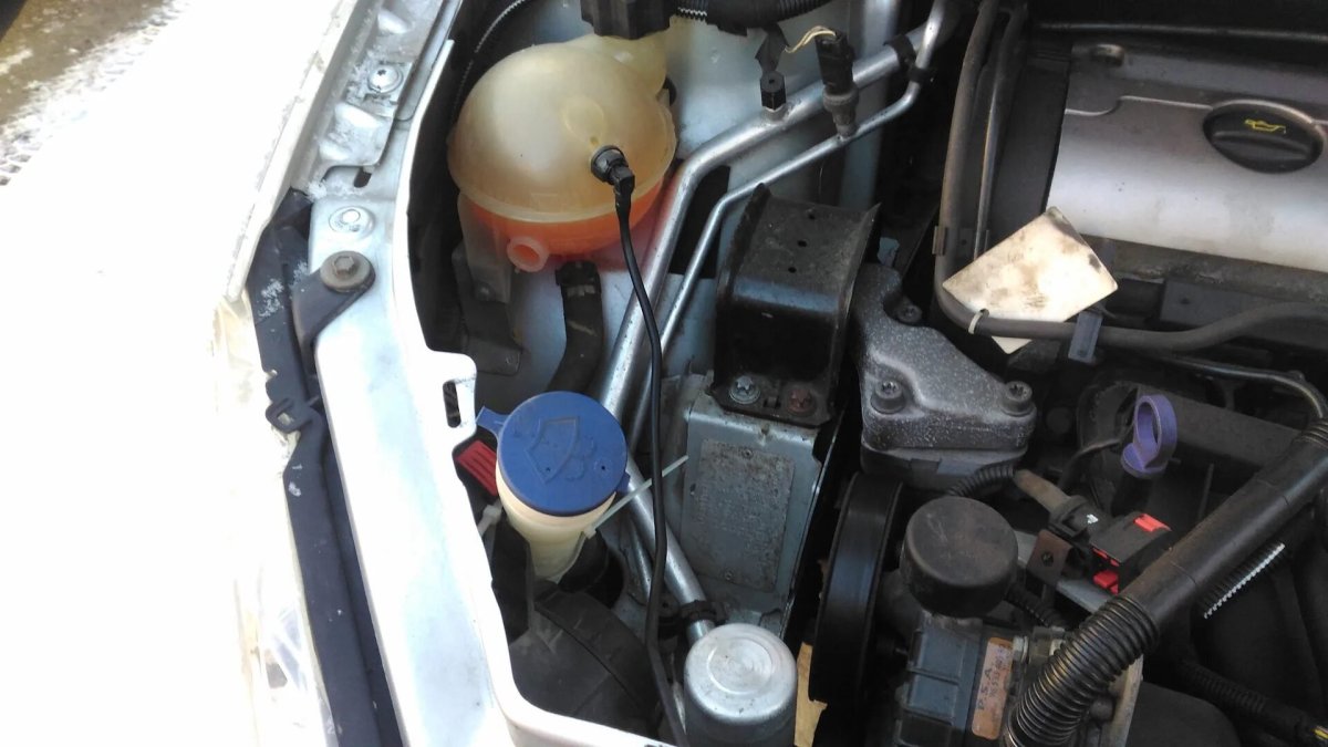 Бачок ГУР Пежо 307