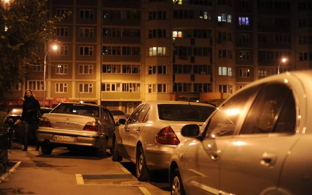 Парковка во дворе ночью