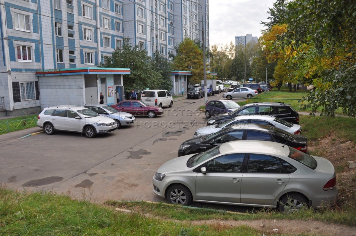 Стоянка машин во дворе
