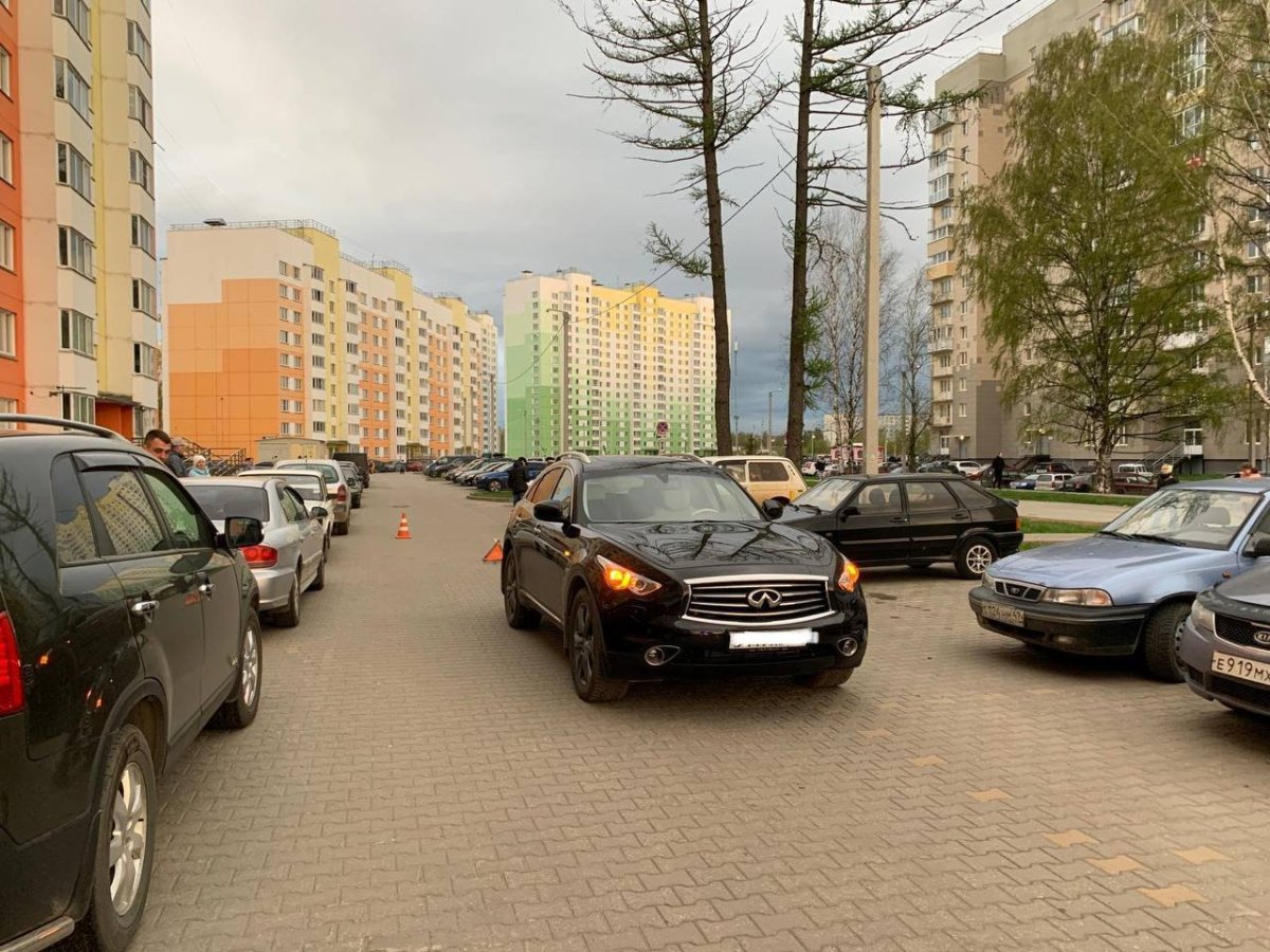 Автомобиль во дворе