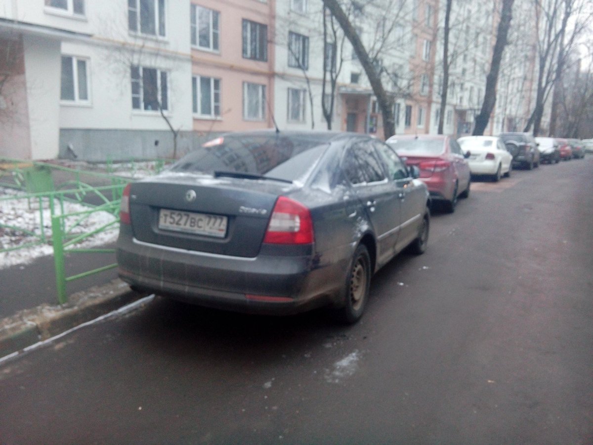 Маски на номерах авто во дворе ЖК