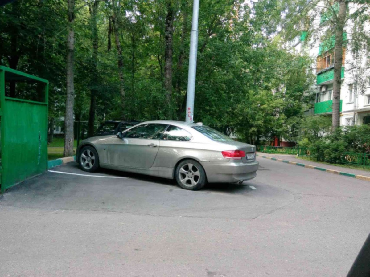 Иномарка во дворе