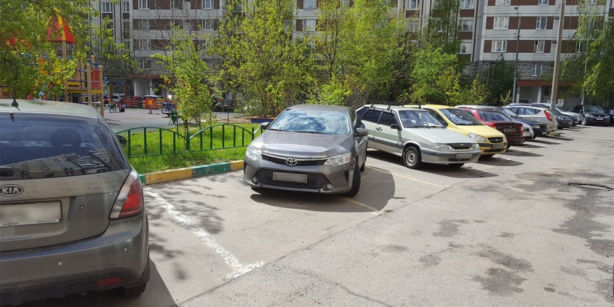 Неправильная парковка во дворе