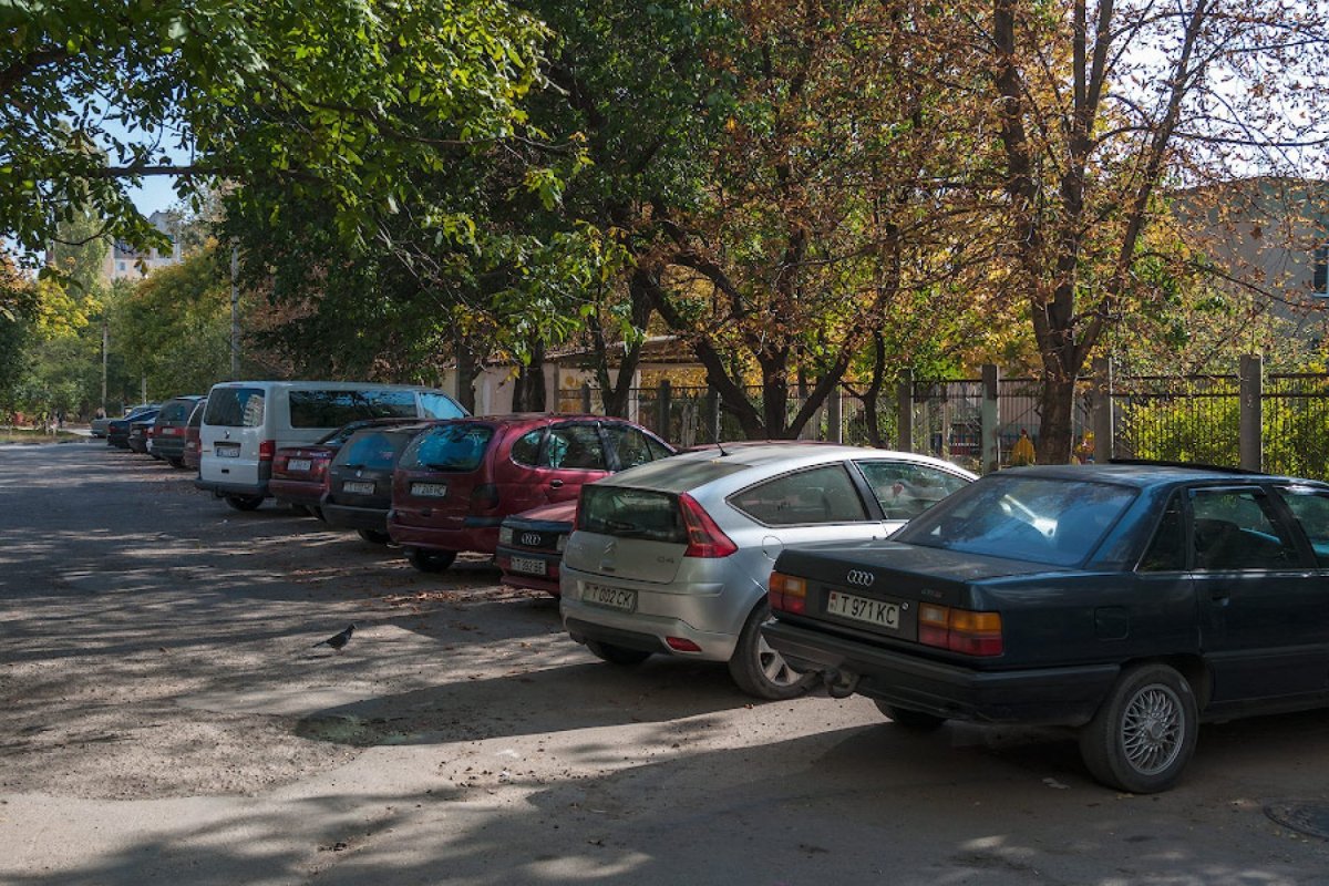 Машины во дворах России