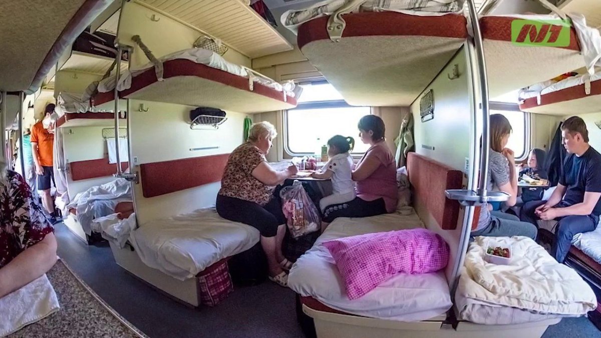 Поезд РЖД внутри плацкарт