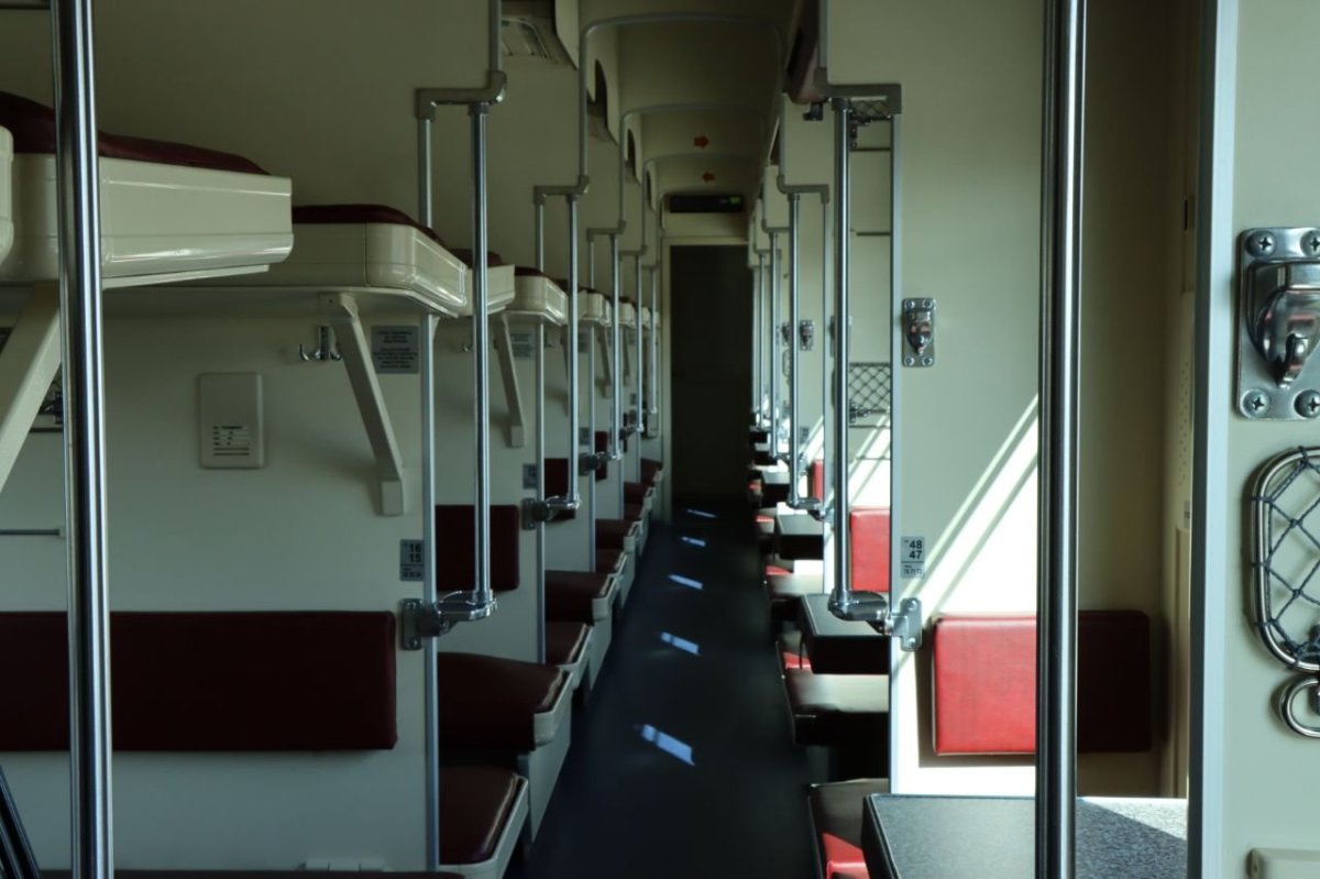 Двухэтажный плацкартный вагон