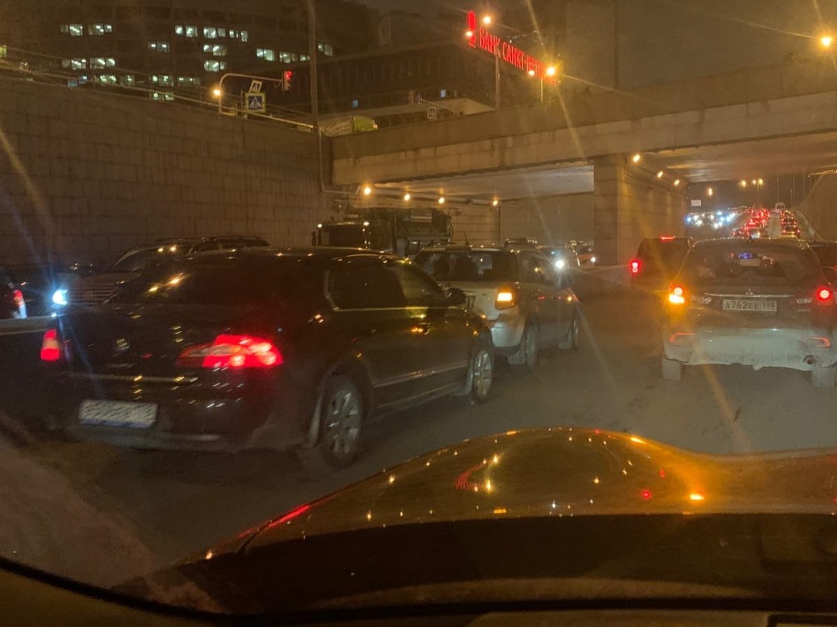 Пробка из машин ночью