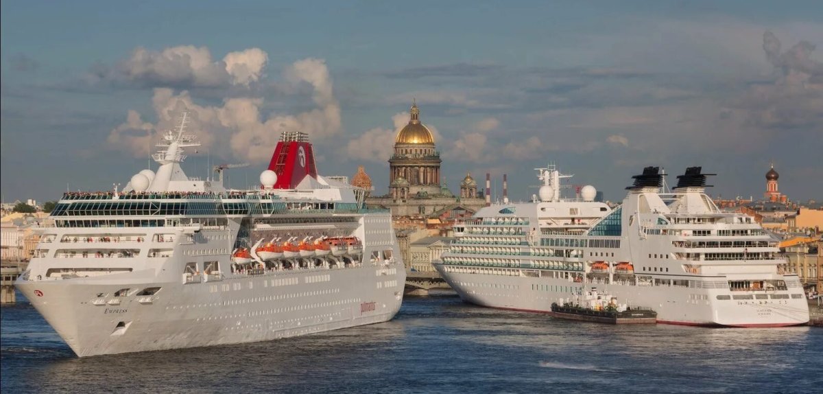 Круизный лайнер на Неве