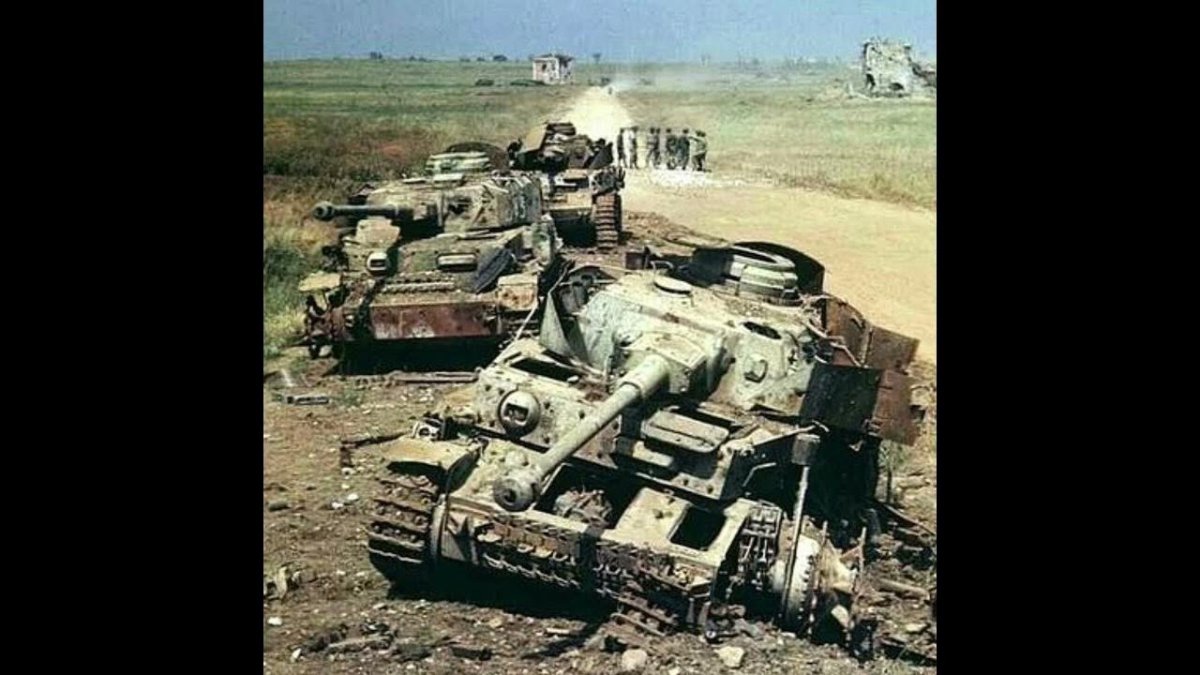 Подбитый танк второй мировой войны