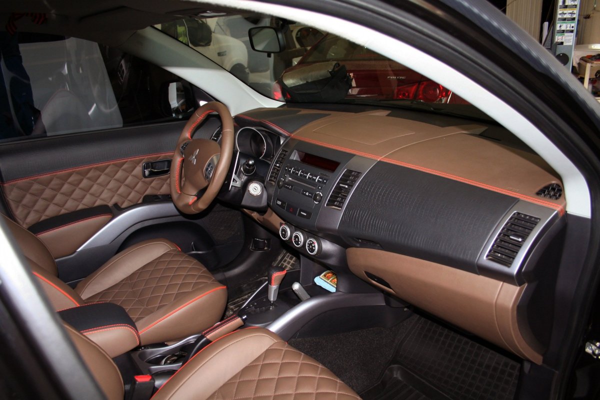 Лансер 10 коричневый салон