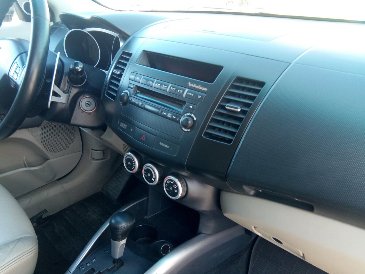 Покраска пластика салона Mitsubishi Outlander XL