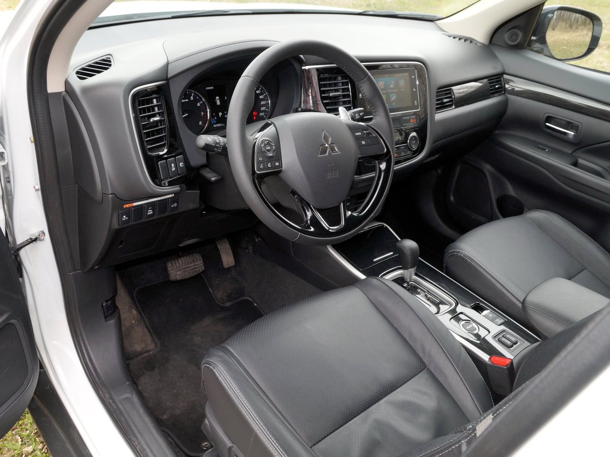 Митсубиши Аутлендер 2016 салон